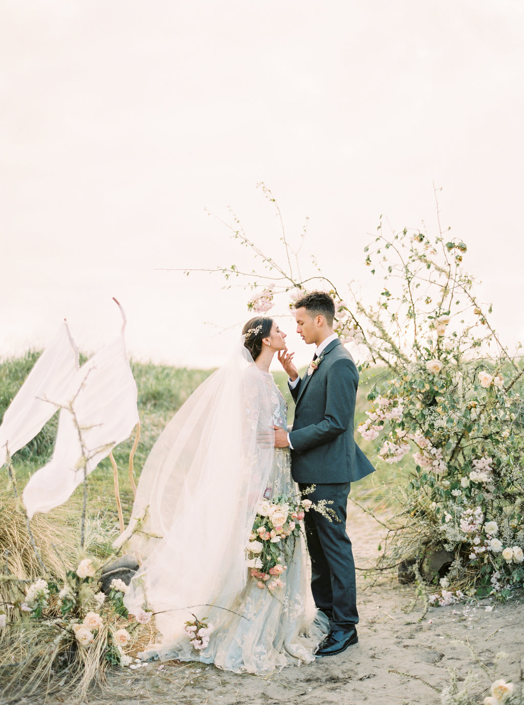 wedding inspiration - photo by Be Light Photography https://ruffledblog.com/coastal-oregon-inspiration-with-a-show-stopping-wedding-gown